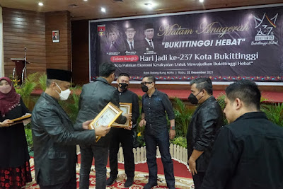Polres Bukittinggi  menerima piagam penghargaan pada malam  Anugerah Bukittinggi Hebat dalam rangka Hari Jadi Ke-237 Kota Bukittinggi